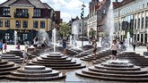 Suasana air mancur ketika suhu mencapai 30 derajat Celcius, di Toldbod Plads di Aalborg, Denmark, Rabu 24 Juli 2019. (Henning Bagger/Ritzau Scanpix via AP)