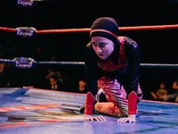 Aksi Nor 'Phoenix' Diana, Pegulat Berhijab Pertama di Dunia