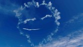 Pilot Lithuania, Jurgis Kairys, dengan pesawat SU-31 membuat gambar wajah di angkasa. Ia menunjukkan kemampuan akrobatiknya di ajang Wings Over Baltics Airshow 2019 di Tukums, Latvia. (Reuters/Ints Kalnins)