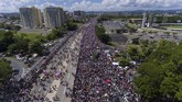 Keputusan pengunduran itu diambil setelah adanya aksi protes selama dua pekan yang menuntut pengunduran diri Rossello. (AP Photo/Gianfranco Gaglione)