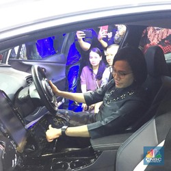 Intip Yuk! Aksi Sri Mulyani dengan Mobil Listrik di GIIAS