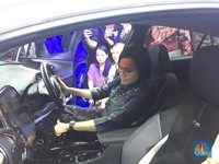 Intip Yuk! Aksi Sri Mulyani dengan Mobil Listrik di GIIAS