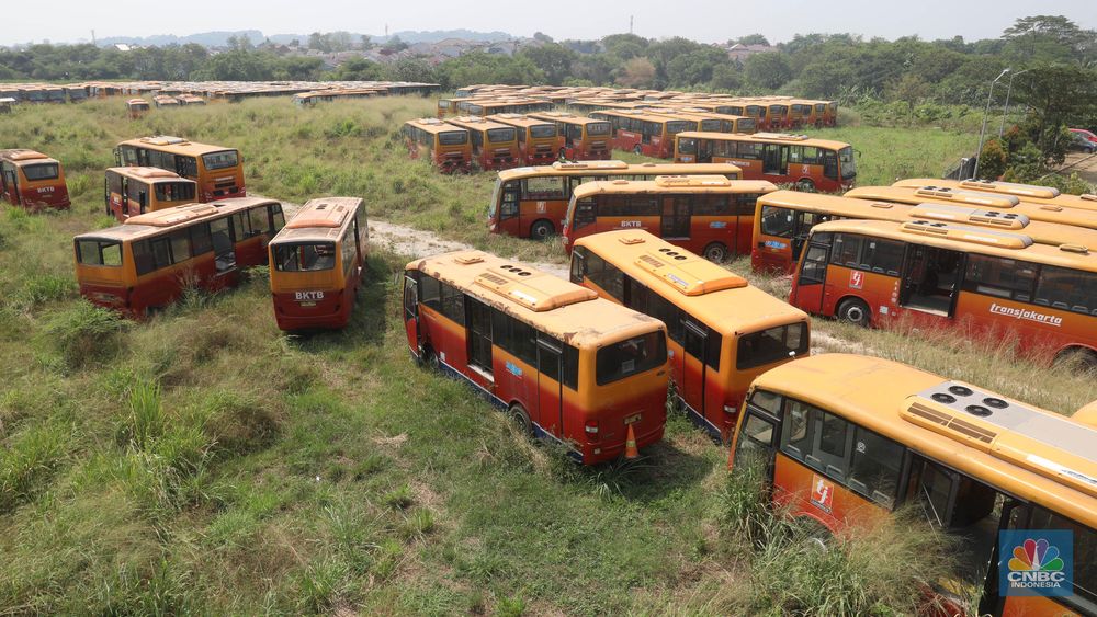 Ratusan bus ini merupakan eks aset perusahaan yang bermasalah pailit antara lainÂ PT PAK,Â PT. ATE, PT SGDP yang terlibat pengadaan bus TransJakarta 2012-2013Â (CNBC Indonesia/Muhammad Sabki)