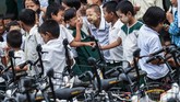 Sepeda ini telah disumbangkan sebagai bagian dari program Lesswalk yang merupakan gagasan pengusaha Mandalay Mike Than Tun Win. (Photo by Ye Aung THU / AFP)
