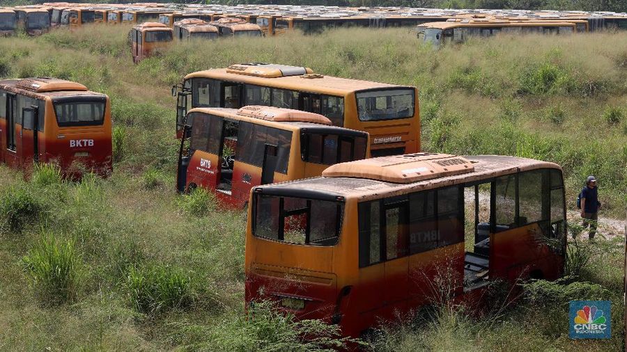 Ada puluhan unit bus  teronggok di kawasan Ciputat.