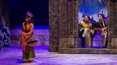 Teater Koma kembali mengangkat kisah kehidupan para dewa dan wayang sebagai kelanjutan dari semesta Mahabarata yang telah dimulai pada November 2018. (dok: ANTARA FOTO/ Dhemas Reviyanto)