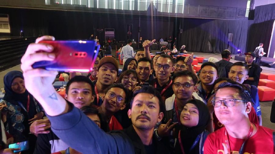 Produsen smartphone Oppo meluncurkan Reno 10x Zoom FC Barcelona Limited Edition di Indonesia.