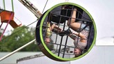Gianna Haskins (kiri), usia 12, dan kawannya, Alyssa Primel (16) menikmati alat Super Spinner di ajang tahunan Perayaan Asosiasi Relawan Ferndale di Johnstown, Philladelphia. (John Rucosky/The Tribune-Democrat via AP)