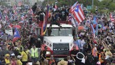 Para pengunjuk rasa mengecam Rossello atas publikasi pesan yang berisi cemoohan terhadap gay, wanita dan korban badai. (AP Photo/Carlos Giusti)
