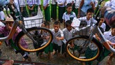 Thae Su Wai adalah satu di antara 200 siswa yang mendapatkan sepeda yang dikirim dari Singapura dan Malaysia. (Photo by Ye Aung THU / AFP)