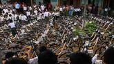 Sepeda-sepeda ini disumbangkan kepada anak Myanmar untuk memberi mereka akses ke pendidikan di negara yang sebagian besar warganya hidup dalam kemiskinan. (Photo by Ye Aung THU / AFP)