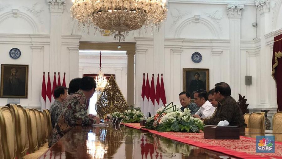 Jokowi menerima kunjungan pimpinan Hyundai Motors Group Euisun Chung beserta para jajaran direksinya di Istana Merdeka, Jakarta, Kamis (25/7/2019).