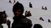 Di luar perbatasan El Chaparral di Tijuana, Meksiko, orang-orang menunggu untuk mengajukan suaka ke Amerika Serikat. (Reuters/Carlos Jasso)
