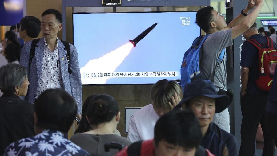 Angkatan Bersenjata Korea Utara menembakkan rudal yang jatuh di luar perairan Jepang, Kamis (25/07/2019).
