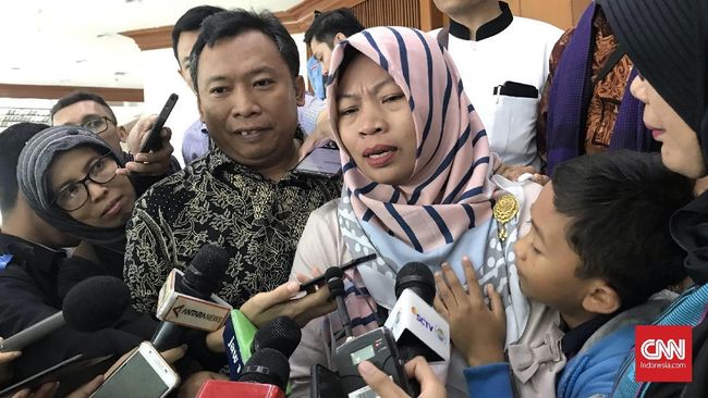 Paku ITE Desak Jokowi Buat Perppu, Amnesti Cukup Baiq Nuril