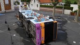 Bus kota yang bernama 'le bus piscine' karya seniman Prancis Benedetto Bufalino yang diubah menjadi kolam renang di Gosnay dekat Bethune, Prancis, 10 Juli 2019. (REUTERS / Pascal Rossignol)