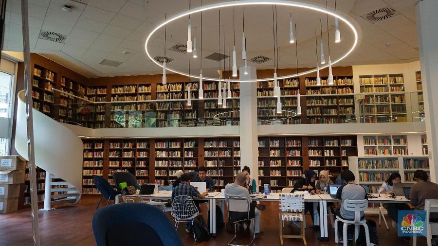 Perpustakaan yang satu ini sangat nyaman untuk Anda kunjungi. Berdiri sejak tahun 1971, Erasmus Huis terletak dijalan Jl. HR Rasuna Said Kav.S-3, Jakarta Utara
“Pengunjung kebanyakan anak-anak muda (milenial). Buku disini juga banyak yang impor dan update. Banyak anak arsitek atau fakultas hukum. Banyak juga anak sekolah yang datang kesini di hari Sabtu.”ujar Rina Tjokrde, Pustakawan Erasmus Luis yang sudah bekerja selama 35 tahun ini
Tidak ada pungutan biaya jika Anda mengunjungi perpustakaan milik Kedutaan Belanda ini. Hanya saja jika Anda ingin mendaftar menjadi member dikenakan biaya Rp 15 ribu - Rp 30 ribu yang berlaku selama setahun. Keuntungannya Anda dapat menyewa tiga buku untuk tiga minggu.
Jam buka perpusatakaan instagramable ini dari dari 09.00-16.00 WIB (Senin s/d Kamis), 09.00-14.00 WIB (Jumatt) dan 10.00-13.00 WIB (Sabtu). (CNBC Indonesia/Fitriyah Said)