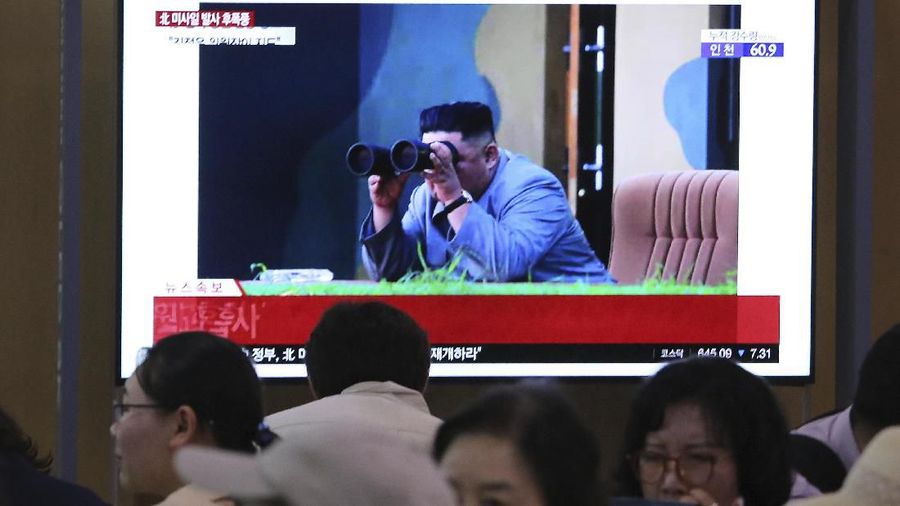Militer Korea Selatan menangkap seorang tentara Korea Utara yang melintasi zona demiliterisasi (DMZ) yang dijaga ketat, pada Kamis waktu setempat.