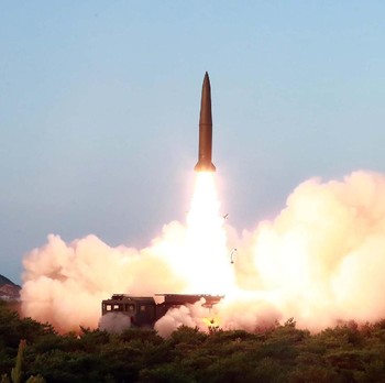 Gaya Santai Kim Jong Un Saat Peluncuran Rudal Korea Utara