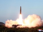 Gaya Santai Kim Jong Un Saat Peluncuran Rudal Korea Utara