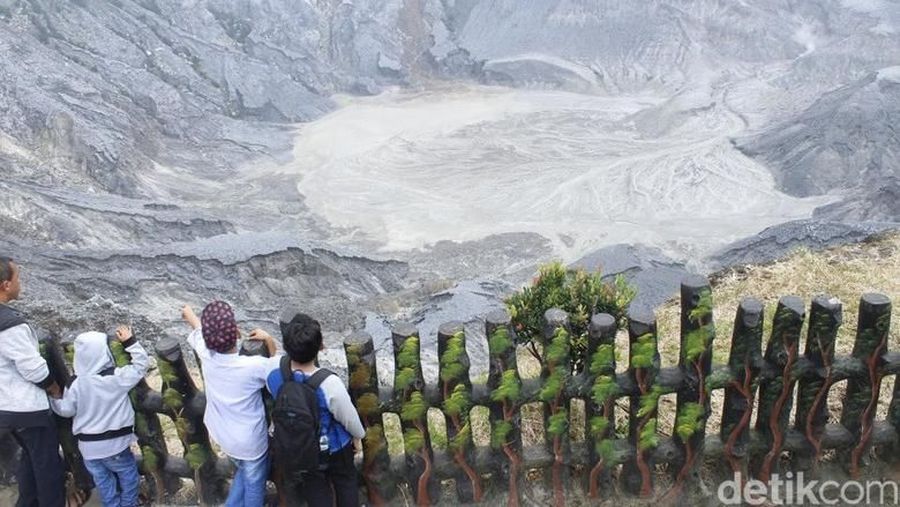 Gubernur Jawa Barat Ridwan Kamil menyambangi Taman Wisata Alam (TWA) Tangkuban Parahu, Senin (29/7/2019).