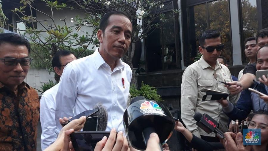 Presiden Joko Widodo (Jokowi) angkat bicara perihal hasil survei Universitas Slamet Riyadi (Unisri) Surakarta terkait kandidat Wali Kota Solo 2020-2025