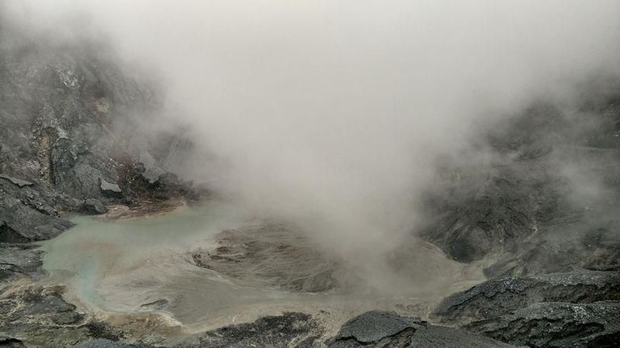 Pusat Vulkanologi dan Mitigasi Bencana Geologi (PVMBG) meningkatkan status Gunung Tangkuban Perahu, Jawa Barat dari level I (normal) menjadi level II (waspada).