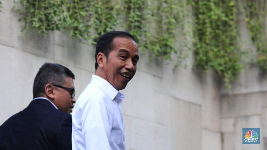 Tim Kampanye Nasional (TKN) Joko Widodo-Ma'ruf tiba di Resto Seribu Rasa, Jakarta, Jumat (26/7). Seoerti diketahui Tim Kampanye Nasional (TKN) Jokowi-Ma'ruf akan resmi dibubarkan sore ini.  Sejumlah petinggi TKN pun telah hadir dalam acara pembubaran tersebut. Telah hadir Wapres Jusuf Kalla (JK), Wakil Ketua TKN Moeldoko, hingga Menko PMK Puan Maharani. Moeldoko, yang tiba lebih dulu pada pukul 15.48 WIB, mengenakan kemeja batik berwarna cokelat. Moeldoko mengatakan acara hari ini merupakan penanda bahwa TKN telah selesai melaksanakan tugas.