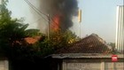 VIDEO: 10 Rumah di Komplek Asrama Polisi Surabaya Terbakar