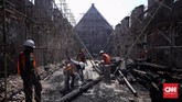 Pekerja menyelesaikan proyek konservasi Museum Bahari di Penjaringan, Jakarta, 26 Juli 2019. (CNN Indonesia/Hesti Rika)