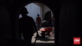 Petugas memberi partisi untuk membatasi antara wilayah proyek dan area wisata selama proses konservasi. (CNN Indonesia/Hesti Rika)