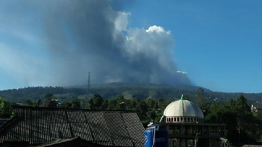 Kawasan Wisata Gunung Tangkuban Parahu ditutup sementara pascaerupsi pada Jumat sore ini (26/7), pukul 15.48 WIB.