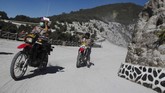 Selang satu hari setelah erupsi, area sekitar gunung tertutup oleh abu vulkanik. Sejumlah polisi tampak berpatroli menyisir area wisata Gunung Tangkuban Parahu pada Sabtu (27/7). (REUTERS/Septianjar Muharam)