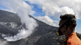 FOTO: 'Selimut Abu' Pascaerupsi Gunung Tangkuban Parahu