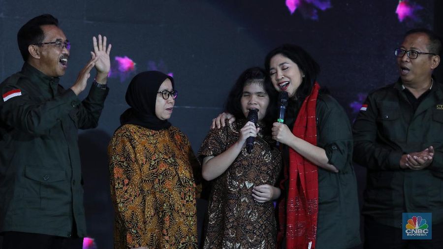 Mereka bercerita mengenai perjuangan meraih kesuksesan meskipun kondisi ekonomi serba berkecukupan.
