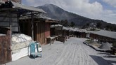 Untuk sementara waktu, Kepolisian Daerah Jawa Barat menutup kawasan wisata Tangkuban Parahu. Penutupan diberlakukan selama tiga hari pasca-erupsi. (REUTERS/Septianjar Muharam)