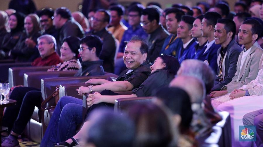 Mereka bercerita mengenai perjuangan meraih kesuksesan meskipun kondisi ekonomi serba berkecukupan.