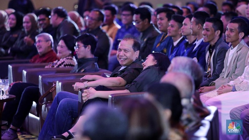 Mereka bercerita mengenai perjuangan meraih kesuksesan meskipun kondisi ekonomi serba berkecukupan.