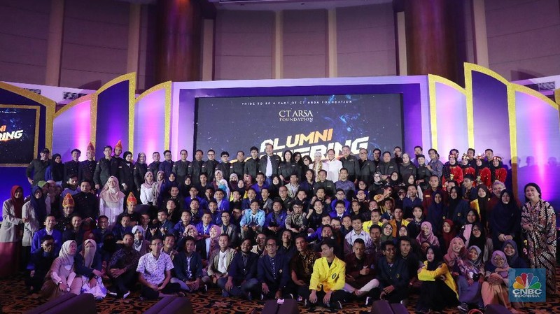 Mereka bercerita mengenai perjuangan meraih kesuksesan meskipun kondisi ekonomi serba berkecukupan.