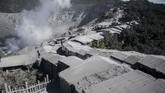Sejumlah atap warung di sekitar Kawah Ratu tertutup oleh abu vulkanik akibat letusan Gunung Tangkuban Parahu. (ANTARA FOTO/Novrian Arbi)