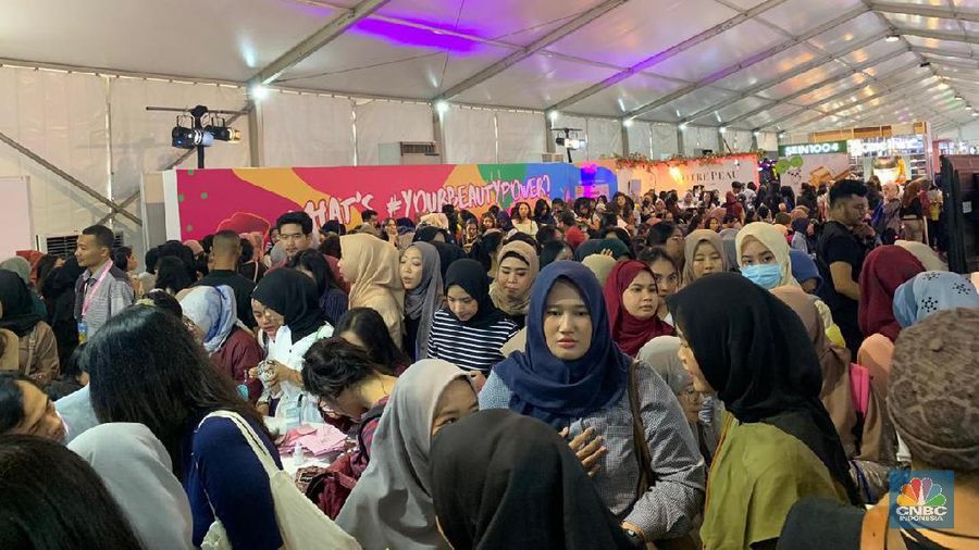 Diskon yang ditawarkan setiap brand hingga 50% menggiurkan setiap pengunjung yang datang.