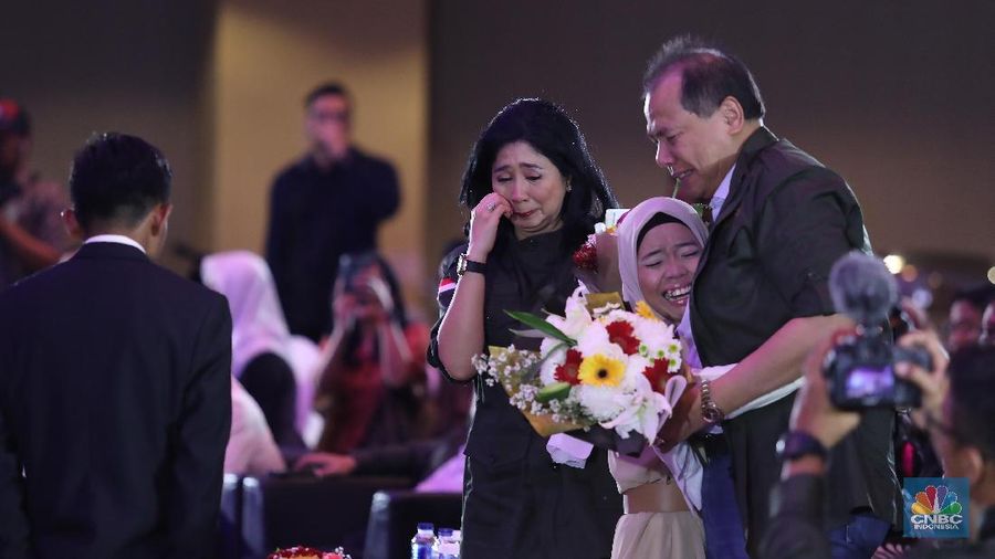 Chairman CT Corp Chairul Tanjung dan Pendiri CT Arsa foundation Anita Ratnasari Tanjung di acara Alumni CT Arsa Foundation di Auditorium Bank Mega, Jakarta, Sabtu (27/7). (CNBC Indonesia/Muhammad Sabki)