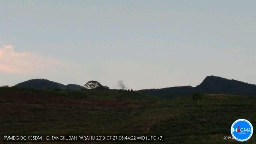 Secara visual masih terlihat asap kawah putih tipis tinggi 50 m dari puncak.