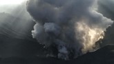 Selain abu vulkanik, warga juga diminta untuk mewaspadai meningkatnya konsentrasi gas-gas vulkanik di sekitar Gunung Tangkuban Parahu. (AFP/Imam Rafi)