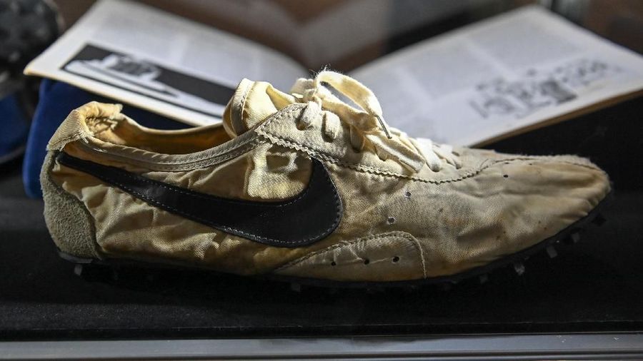 Ini memecahkan rekor dunia untuk harga sepatu kets termahal yang dijual dalam pelelangan.