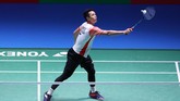 Pebulutangkis tunggal putra Indonesia, Jonatan Christie, mengembalikan bola ke arah pebulutangkis Denmark, Jan O Jorgensen, di semifinal Japan Open 2019, Sabtu (27/7). (Dok. PBSI)