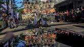 Tak hanya pembuat kostum dan tata rias, warga sekitar yang menyewakan penginapan sampai tukang parkir juga ikut merasakan keuntungan secara ekonomi. (ANTARA FOTO/Budi Candra Setya)