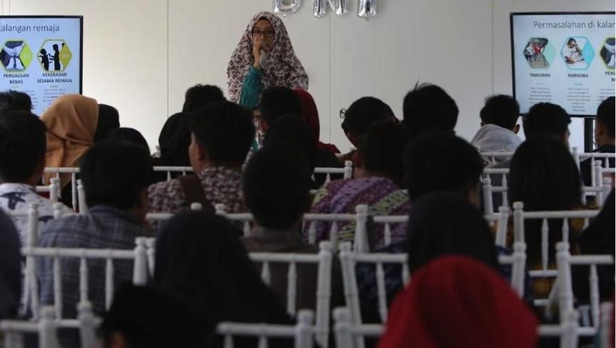 Dilla dan Yoanda, siswa SMK Bisnis dan Teknologi Bekasi ini antusias menyimak penjelasan Rofiqoh, pemilik Mommisu