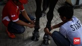 Di sebuah istal, petugas membersihkan badan kuda tunggangan sejumlah atlet berkuda Indonesia. (CNN Indonesia/Hesti Rika)