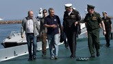 Presiden Rusia, Vladimir Putin, mengunjungi bangkai kapal selam ShCh-308 ' Syomga' yang tenggelam terkena ranjau saat Perang Dunia II. (Sputnik/Aleksey Nikolskyi/Kremlin via REUTERS)